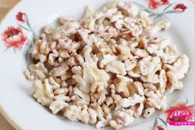 教你核桃仁去皮小妙招，你再也不用为这烦恼了！视频封面