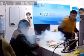 #监控下的火灾# 给手机换电池时突然冒烟起火，看店主们如何应对