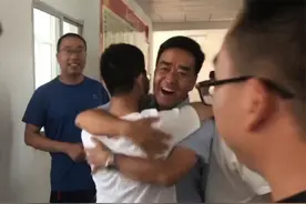 陕西一考生看到成绩瞬间激动抱住老师，全体沸腾：文科全省前10！