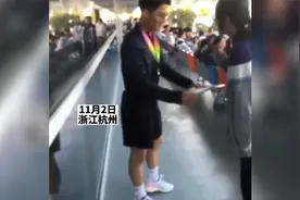 男生毕业前，最后一次和女生合照