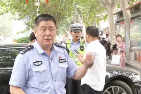 奥迪车转弯进小区和电动车相撞  王警官：路口观察眼光别太近视频封面