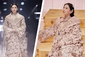 太惊艳！张柏芝穿玫瑰编织裙走秀，高贵典雅气质秒杀全场视频封面