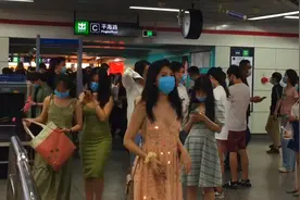 体验浙江杭州地铁，手机支付宝扫码进站，比魔都上海的地铁还方便