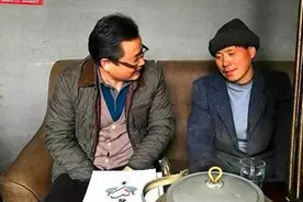 内蒙男子河中捞出辽国金牌，专家劝其上交，他却直接熔成金镯子视频封面