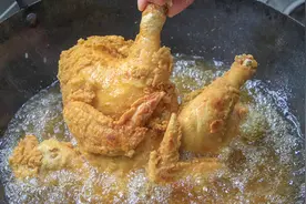 用厨师长的方法做香酥炸鸡，鸡肉鲜嫩多汁，好吃到吮手指