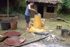 荒野求生，小哥野外寻找矿石，使用原始技术开始炼铁