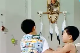 叛逆女孩带男朋友回家！弟弟抢着去开门，现在小舅子都这么积极！