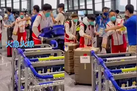 孙颖莎机场被拦下求合影 刘国梁化身“保镖”护体 网友：操碎了心视频封面