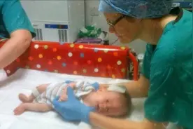 父母坚定生下“无脑宝宝”，三年后脑子长出大半，医生：医学奇迹视频封面