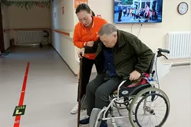 贴心！郑州一养老中心护工照顾老人有妙招，晚上观察入睡防意外视频封面