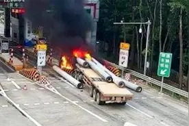 惊险！广深高速一货车失控撞上收费安全岛后起火视频封面