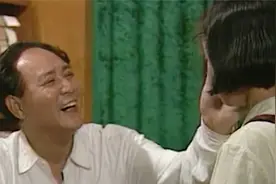 小女孩指出老师错误被当场批评，没想到他的爸爸竟然是毛主席