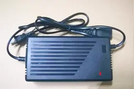 电动车冲一晚电还是红灯，充电器坏了？师傅教你不花钱解决