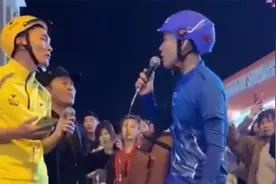 外卖小哥KTV送外卖，却被强行被拉去唱歌，一开口就惊艳了所有人视频封面