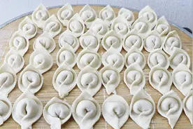 白菜不要炖着吃，教你做白菜小馄饨，香而不腻口，一口一个真过瘾