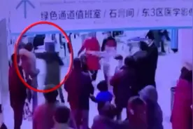 打医护闯急诊！江苏一男子送母就医拒出示健康码：让我排队我火了视频封面