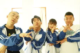 音乐课考试，老师写歌词让同学们自唱自演，学生的表现真有趣