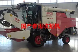 国产最新国四春雨收割机看着很不错，国产农机进步越来越大了