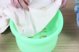 生活小妙招，白色衣服上的油渍洗不掉，这样祛除，很神奇