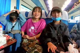 火车上藏族高中女生，性格开朗活泼，朝气蓬勃