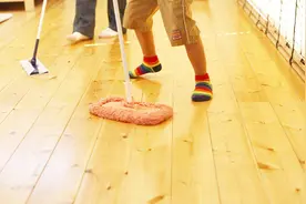 不能用湿拖把拖木地板？看了专业人士分析，才知道自己做错了！视频封面