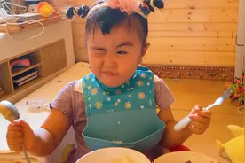 小晚晚吃饭真少见！米饭配白醋，最后酸的嘴都发白了视频封面