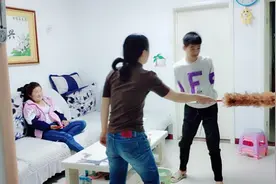 儿子不交作业老师批评，妈妈鸡毛掸揍，儿子说明理由妈妈想哭视频封面