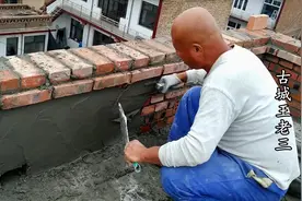 乡下工程队给村民盖阁楼，几位好手砌的女儿墙，好看又结实