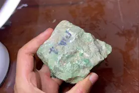 全身都发绿的石头，切开能发财吗