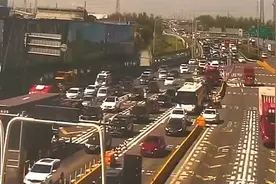 长假开启!上海到崇明预计持续30小时拥堵 有车主1小时移动100米视频封面