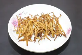 老厨师教我，泡发黄花菜的正确方法，简单又实用，学会快试试视频封面