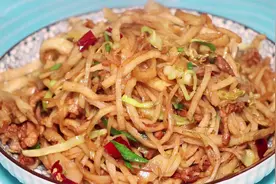 饭店的炒饼怎么做？教你正确做法，利落不油腻，好吃又劲道，真香视频封面