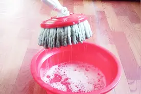 又脏又黑的拖把头如何洗白？放盆里泡一泡，杀菌去污，立马变干净视频封面