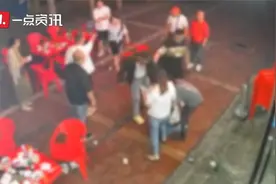 烧烤店主回应多名男子骚扰殴打女生：警方已介入处理视频封面