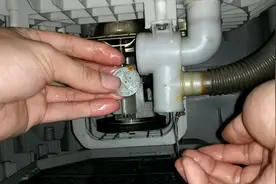 洗衣机洗涤漏水，大多都是排水阀有异物，教你如何维修#科技视野#