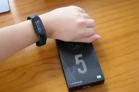 小伙子体验小米手环5：值得买么？老用户该换么？