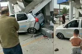 山东滨州一电动轿车因操作不当，倒车时将沿街商铺门头撞塌视频封面