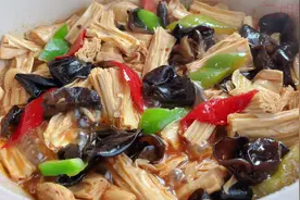 把木耳和腐竹放在一起炖，没想到这么好吃，我家隔三差五吃，特香视频封面