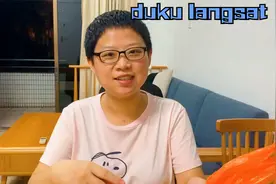 东南亚街头水果，外壳像龙眼，果肉像蒜瓣，很甜，10块钱买一兜