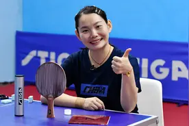 球拍是我们的武器，要对它好一点，佳佳分享长胶打法选手日常粘拍视频封面