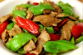 怪不得饭店的辣椒炒肉那么好吃，原来大厨是这样做的，实在太香了