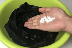 黑裤子褪色严重不要慌，教你一招，衣服再也不会褪色了，快学学