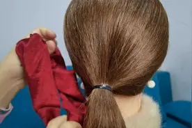 漂亮大肠发圈还能这样扎头发，发型慵懒还新颖，你也扎扎看