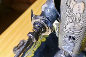 老式家用缝纫机，怎么安装夹线器