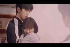 高甜吻戏：小情侣浪漫接吻，好好甜呀。视频封面