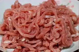 炒肉丝不要直接下锅炒，大厨教你小技巧，肉丝嫩滑不粘锅，真实用