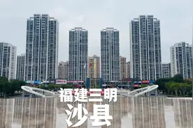 自驾来到福建沙县，品尝过美食沙县小吃街上走走，县城挺繁华的