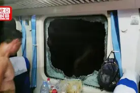 列车故障停车近4小时有人热晕 多名乘客砸窗透气