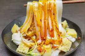 擀面皮的制作全过程，夏日必备小吃，比凉皮更Q弹劲道，香辣解馋视频封面