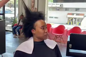 非洲女人独特蓬松发型，拉成直发后，气质增加几倍